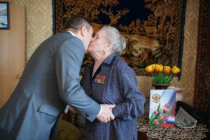 Роман Плугин поздравил труженицу тыла Лидию Андрианову с праздником Победы. Фото предоставлено пресс-службой УВД по ЮАО