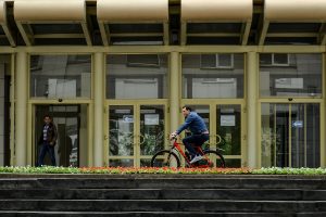 Москвичи выбрали велосипед вместо авто. Фото: "Вечерняя Москва"