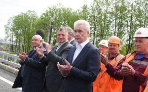 31 мая 2017 года. Слева направо: Первый заместитель руководителя Департамента строительства города Москвы Петр Аксенов, заместитель мэра Москвы в Правительстве Москвы по вопросам градостроительной политики и строительства Марат Хуснуллин и мэр Москвы Сергей Собянин на открытии нового путепровода в Переделкино. Фото: архив, «Вечерняя Москва» 31 мая 2017 года. Слева направо: Первый заместитель руководителя Департамента строительства города Москвы Петр Аксенов, заместитель мэра Москвы в Правительстве Москвы по вопросам градостроительной политики и строительства Марат Хуснуллин и мэр Москвы Сергей Собянин на открытии нового путепровода в Переделкино. Фото: архив, «Вечерняя Москва»