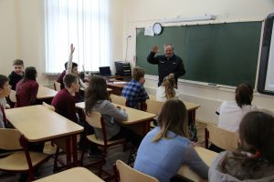 Виктор Бучнев ведет урок ОБЖ. Фото предоставила пресс-служба Департамента ГОЧСиПБ