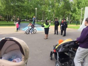 Акция «Будьте внимательны во дворе!». Фото предоставлено пресс-службой УВД по ЮАО ГУ МВД России