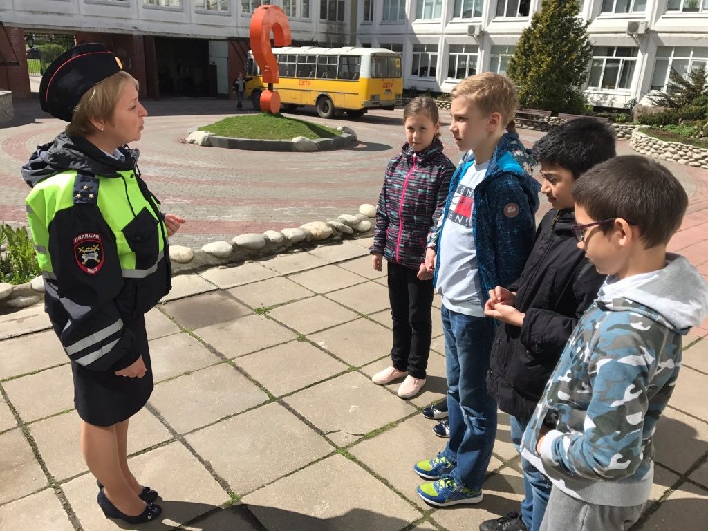 Сотрудники Госавтоинспекции напомнили детям правила поведения на дорогах и во дворе