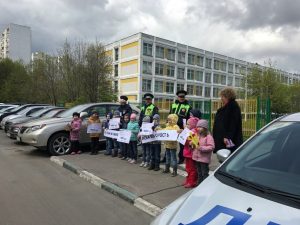 Детсадовцы и полиция на профилактической акции. Фото предоставила пресс-служба УВД по ЮАО