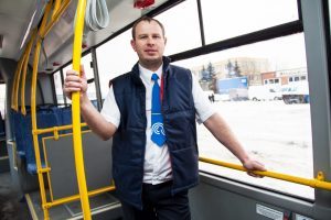 К празднику водители автобусов наденут белые рубашки. Фото: Марина Басанова