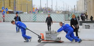 Рабочие не станут полностью перекрывать автомобильное движение. Фото: Александр Кожохин