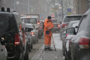 Коммунальщики устраняют последствия снегопада в Москве