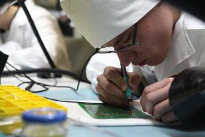 Участникам нужно было собрать плату и разместить на ней необходимые элементы и запрограммировать как часы или датчик температуры. Фото: архив, «Вечерняя Москва» Участникам нужно было собрать плату и разместить на ней необходимые элементы и запрограммировать как часы или датчик температуры. Фото: архив, «Вечерняя Москва»