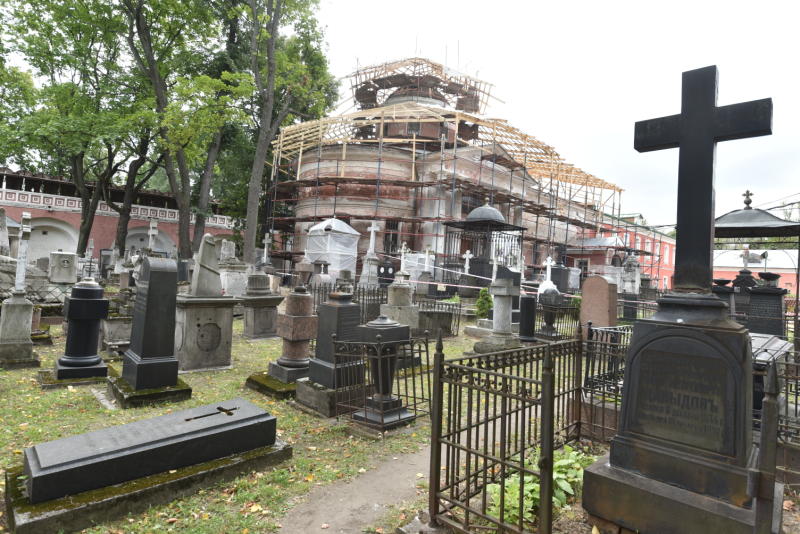 Ураган повредил несколько надгробий на территории Донского монастыря