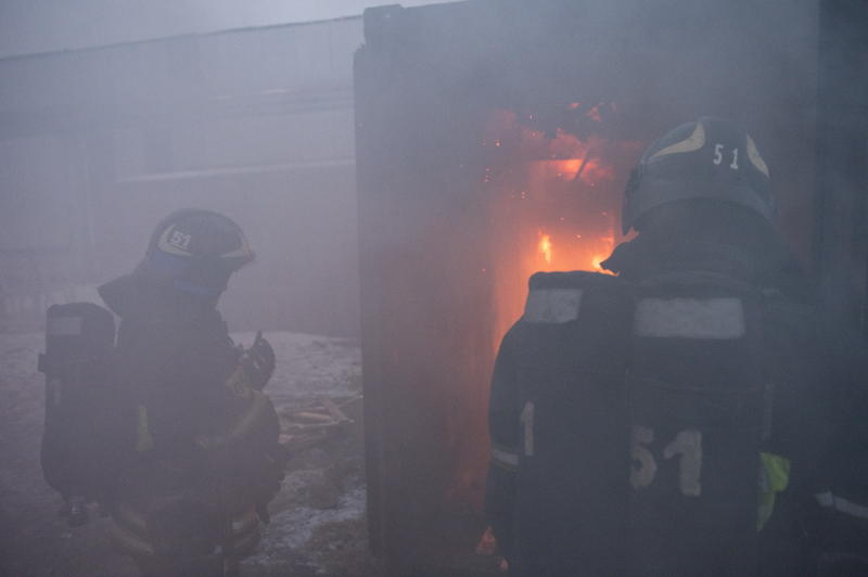 Спасатели работают на месте пожара в автосервисе на юго-востоке Москвы