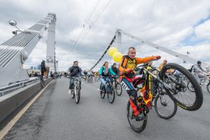 Среди участников были москвичи и гости города на самых разных моделях велосипедов. Фото: Игорь Иванко, «Вечерняя Москва»
