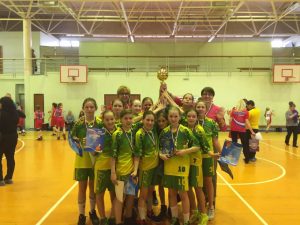 Баскетболистки-победительницы. Фото: школа «Тринта»