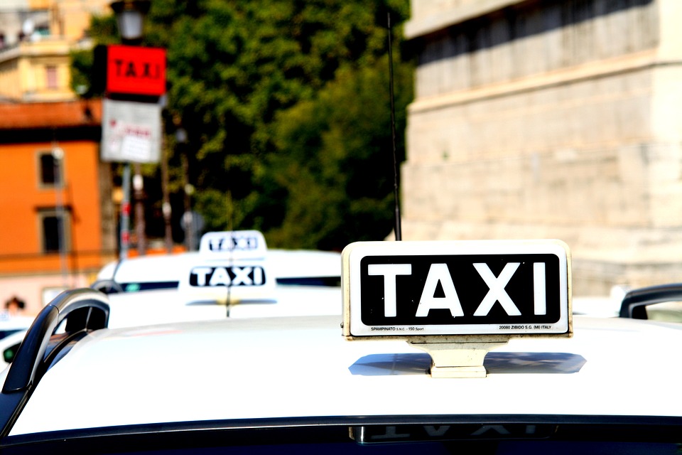 Полицейские УВД по ЮАО задержали подозреваемых в ограблении таксиста