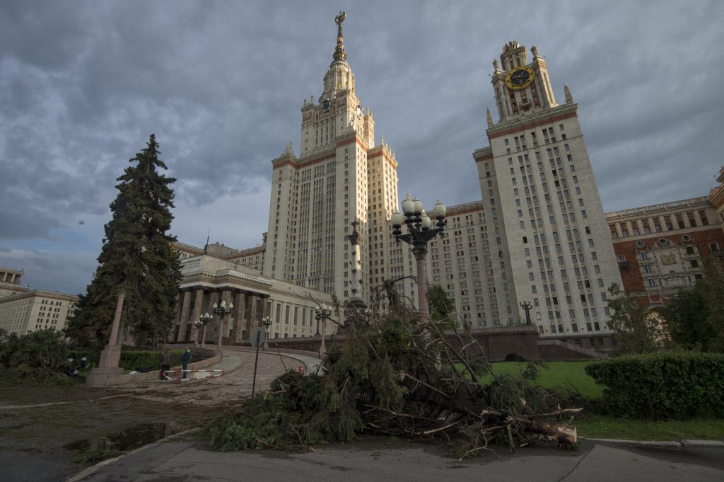 Количество жертв урагана увеличилось до 17 человек