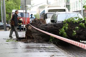 Сильный ураган обрушился на Москву в конц мая. Фото: Максим Аносов Сильный ураган обрушился на Москву в конц мая. Фото: Максим Аносов