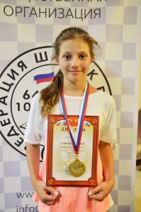 30 мая 2017 года. Победительница Всероссийского чемпионата по шашкам Стефания Кушкова с дипломом и медалью