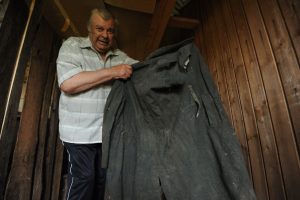 Старожил деревни Чертаново Борис Фокин показывает шинель немца Курта. Фото: Пелагия Замятина Старожил деревни Чертаново Борис Фокин показывает шинель немца Курта. Фото: Пелагия Замятина