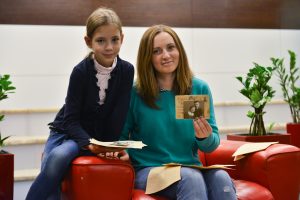 16 июня 2017 года. Внучка старшего лейтенанта Василия Матвеева Наталья с дочкой Машей показывает фронтовые письма. Фото: Наталья Феоктистова 16 июня 2017 года. Внучка старшего лейтенанта Василия Матвеева Наталья с дочкой Машей показывает фронтовые письма. Фото: Наталья Феоктистова