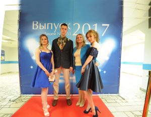 <em>23 июня 2017 года. Выпускники (слева направо) Александра Новикова, Александр Брадич и Анастасия Попова вместе с директором лицея № 1451 Аллой Вариной (вторая справа) на праздничном вечере. Фото: Пелагея Замятина 23 июня 2017 года. Выпускники (слева направо) Александра Новикова, Александр Брадич и Анастасия Попова вместе с директором лицея № 1451 Аллой Вариной (вторая справа) на праздничном вечере. Фото: Пелагея Замятина