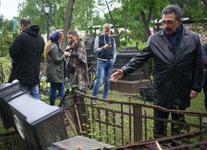 16 июня 2017 года. Заместитель гендиректора музеев Московского Кремля по научной работе Андрей Баталов (справа) в составе рабочей группы осмотрел территорию Донского монастыря. Фото: Павел Волков