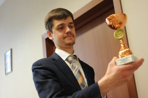 16 июня 2017 года. Директор школы № 494 Алексей Миняев с кубком за 3-е место в соревнованиях «Школа безопасности». Фото: Пелагия Замятина 16 июня 2017 года. Директор школы № 494 Алексей Миняев с кубком за 3-е место в соревнованиях «Школа безопасности». Фото: Пелагия Замятина