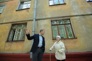 26 мая 2017 года. Муниципальный депутат района Чертаново Южное Григорий Ковешников общается с местной жительницей Риммой Брылевой. К депутату часто обращаются по вопросам благоустройства. Фото: Пелагия Замятина 26 мая 2017 года. Муниципальный депутат района Чертаново Южное Григорий Ковешников общается с местной жительницей Риммой Брылевой. К депутату часто обращаются по вопросам благоустройства. Фото: Пелагия Замятина