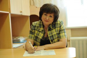 5 июня 2017 года. Евгения Ларионова, директор школы № 1073, в рабочем кабинете. Фото: Пелагия Замятина 5 июня 2017 года. Евгения Ларионова, директор школы № 1073, в рабочем кабинете. Фото: Пелагия Замятина