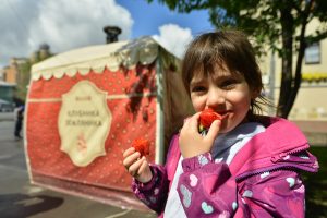 2 июня 2017 года. Марьяна Васильева на городском Фестивале клубники. Фото: Наталья Феоктистова