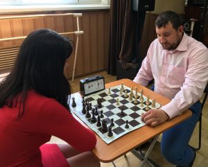 28 мая 2017 года. Заместитель директора центра «Личность» Дмитрий Хлестов (справа) показал, как быстро поставить мат даже опытному сопернику. Фото: Пелагия Замятина 28 мая 2017 года. Заместитель директора центра «Личность» Дмитрий Хлестов (справа) показал, как быстро поставить мат даже опытному сопернику. Фото: Пелагия Замятина