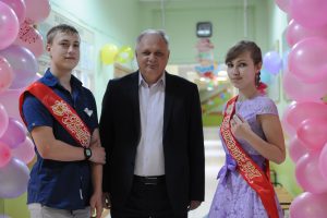 25 мая 2017 года. Директор ГБОУ «Лицей № 507» Владимир Жданов (в центре) пожелал выпускникам Кириллу Мамалиге и Анастасии Ждановой удачи на предстоящих экзаменах. Фото: Пелагия Замятина 25 мая 2017 года. Директор ГБОУ «Лицей № 507» Владимир Жданов (в центре) пожелал выпускникам Кириллу Мамалиге и Анастасии Ждановой удачи на предстоящих экзаменах. Фото: Пелагия Замятина