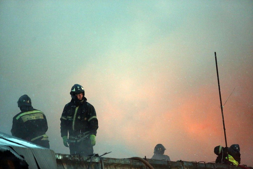 МЧС тушит 200-метровый пожар в промзоне на юго-востоке Москвы