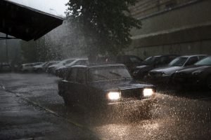 Сильный дождь может привести к росту числа ДТП. Фото: Анна Иванцова