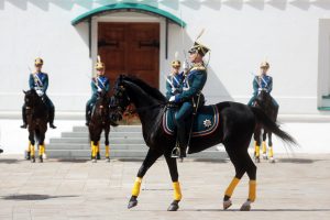 Гости «Коломенского» увидят выступления наездников в исторической парадной форме. Фото: архив, «Вечерняя Москва»