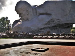 Памятник защитникам Брестской крепости и Вечный огонь. Фото: wikipedia.org