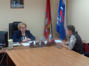 Депутат ГД РФ Любовь Духанина и обратившаяся за помощью жительница Москвы. Фото из личного архива депутата Депутат ГД РФ Любовь Духанина и обратившаяся за помощью жительница Москвы. Фото из личного архива депутата