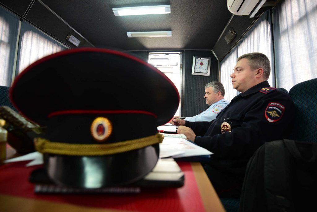 На юго-востоке Москвы ищут угонщика, ранившего ножом полицейского