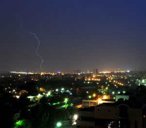 Не исключены удары молний в не оборудованные громоотводами объекты. Фото: Игорь Ивандиков Не исключены удары молний в не оборудованные громоотводами объекты. Фото: Игорь Ивандиков