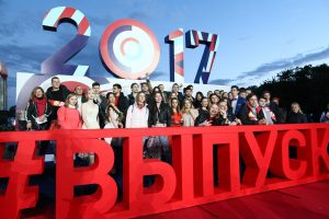 Более 18 тысяч выпускников простились со школой. Фото: "Вечерняя Москва" Более 18 тысяч выпускников простились со школой. Фото: "Вечерняя Москва"
