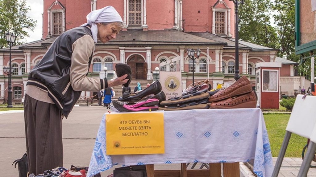 Волонтеры Центра Святителя Тихона раздали обувь малоимущим