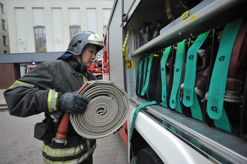 Спасатели потушили пожар на заводе ЗИЛ в Москве