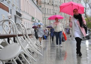Пока дожди в Москве не прекращаются. Фото: Александр Кожохин