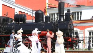 70 реконструкторов в исторических образах из различных стран вышли из ретро-поезда на Рижском вокзале. Фото: mos.ru 70 реконструкторов в исторических образах из различных стран вышли из ретро-поезда на Рижском вокзале. Фото: mos.ru