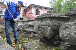 Территорию монастыря предстоит очистить от старой и скошенной травы. Фото: Игорь Ивандиков, «Вечерняя Москва»"