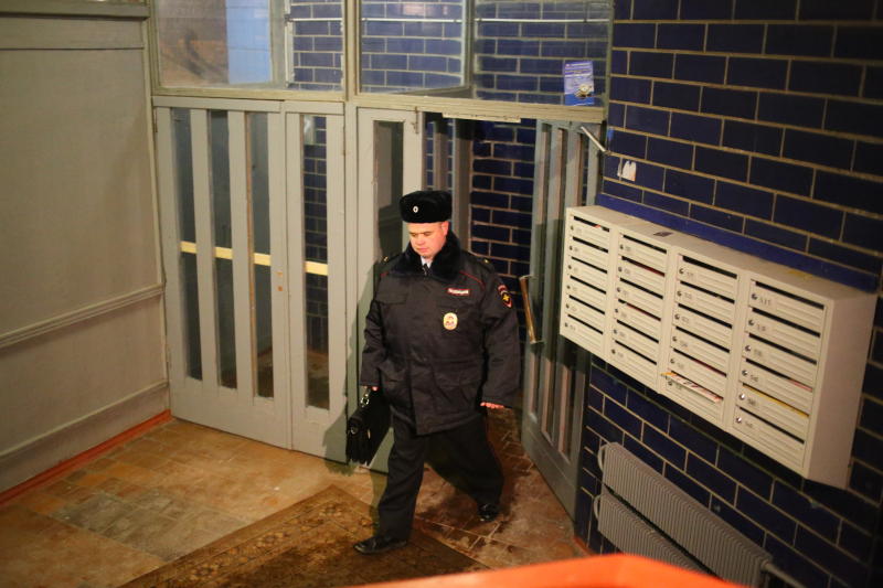 Полиция проводит проверку после падения девушки из окна на юго-востоке Москвы