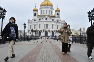 Число паломников в храме Христа Спасителя растет. Фото: «Вечерняя Москва»