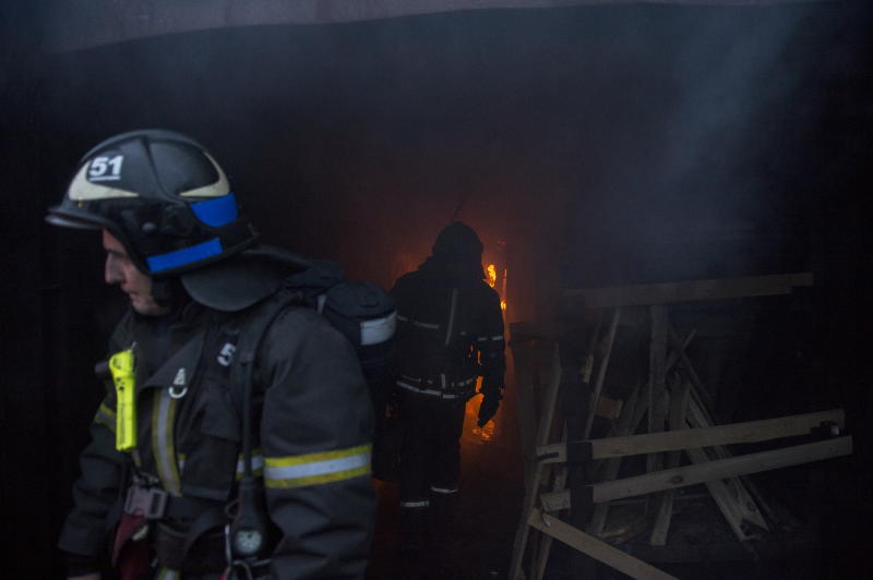 Спасатели потушили пожар в ангаре на юго-востоке Москвы