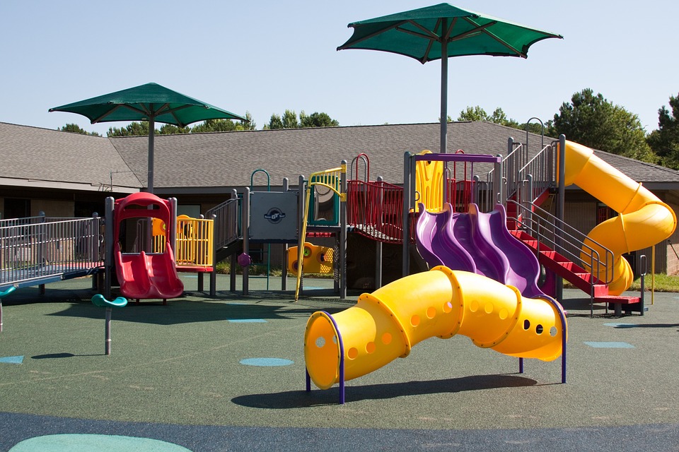 Две детские площадки отремонтируют в парках Южного округа