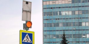 Светодиодные сигналы помогают заранее распознать место с пешеходами. Фото: mos.ru Светодиодные сигналы помогают заранее распознать место с пешеходами. Фото: mos.ru