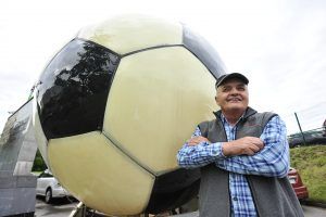 3 июля 2017 года. Пенсионер Евгений Шиолашвили показывает 2,5-метровый мяч, который он смастерил в качестве уличного украшения. Фото: Пелагия Замятина