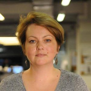 Система уведомлений о проходе в школу, следящие программы в телефоне берегут нервы родителей. Моей дочери 15. Как и любой, наверное, подросток, протестует она на каждом шагу. После школы поехала к подруге, на мой звонок с вопросом «ты где?» — буря возмущения: — Ты постоянно меня контролируешь! Хорошо хоть, что с системой уведомлений о проходе в школу я каждый день уверена, что ребенок — а в 15 лет она еще ребенок, хотя и с паспортом, — в школе. Знаю, когда прошла в здание, когда вышла. Чтобы знать, где находится дочь после школы, я поставила ей на телефон программу отслеживания: всегда можно посмотреть, куда поехала, не дергая самостоятельную девочку звонками. Не раз мы разговаривали о том, что все эти смс, следящие программы — меры безопасности. Да, это контроль. Но без него — никуда. Сегодня наш мир — мир информационной открытости. И личное пространство, в которое мы никого не хотим пускать, иногда приходится открывать. Насколько — каждый решает сам, но есть и общие правила. Система уведомлений о проходе в школу, следящие программы в телефоне берегут нервы родителей. Моей дочери 15. Как и любой, наверное, подросток, протестует она на каждом шагу. После школы поехала к подруге, на мой звонок с вопросом «ты где?» — буря возмущения: — Ты постоянно меня контролируешь! Хорошо хоть, что с системой уведомлений о проходе в школу я каждый день уверена, что ребенок — а в 15 лет она еще ребенок, хотя и с паспортом, — в школе. Знаю, когда прошла в здание, когда вышла. Чтобы знать, где находится дочь после школы, я поставила ей на телефон программу отслеживания: всегда можно посмотреть, куда поехала, не дергая самостоятельную девочку звонками. Не раз мы разговаривали о том, что все эти смс, следящие программы — меры безопасности. Да, это контроль. Но без него — никуда. Сегодня наш мир — мир информационной открытости. И личное пространство, в которое мы никого не хотим пускать, иногда приходится открывать. Насколько — каждый решает сам, но есть и общие правила.