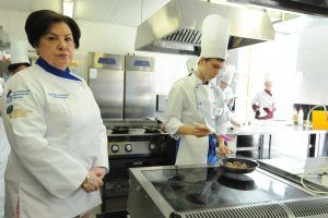 23 июня 2017 года. Директор колледжа «Царицыно» Наталья Седова (слева) на экзамене по поварскому делу. Фото: Пелагия Замяна 